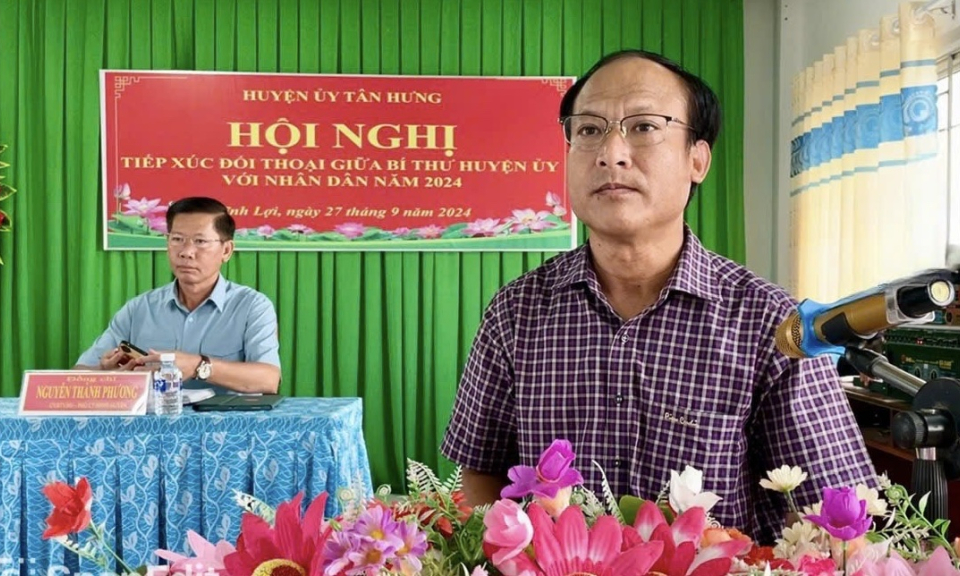 Bí thư Huyện ủy Tân Hưng tiếp xúc, đối thoại với Nhân dân