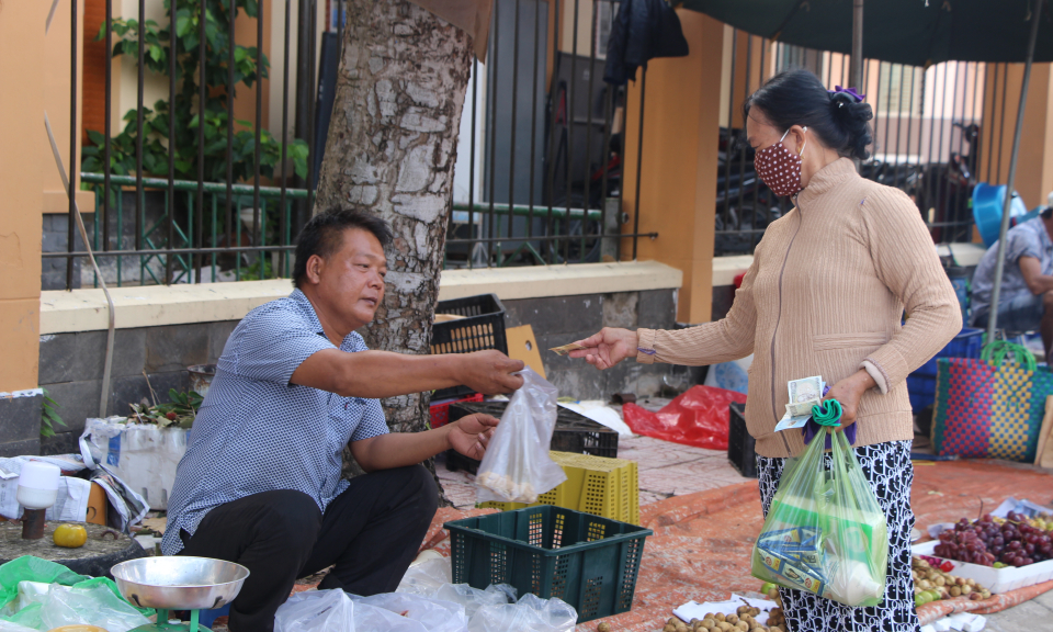 Thủ Thừa: Phiên chợ hàng Việt cho hộ nghèo