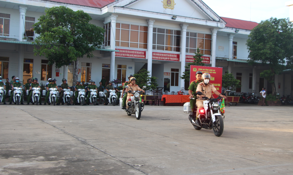 Thủ Thừa ra quân bảo đảm trật tự, an toàn giao thông cho học sinh