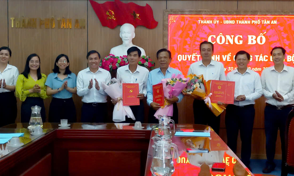 Thành phố Tân An công bố các quyết định về công tác cán bộ
