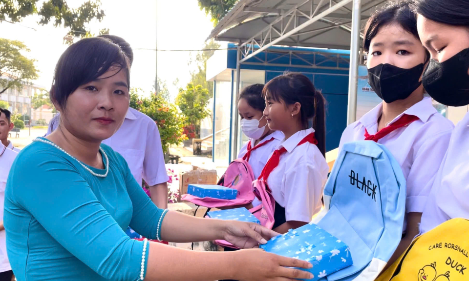 Tân Hưng: Nhà hảo tâm tặng 90 phần quà cho học sinh khó khăn