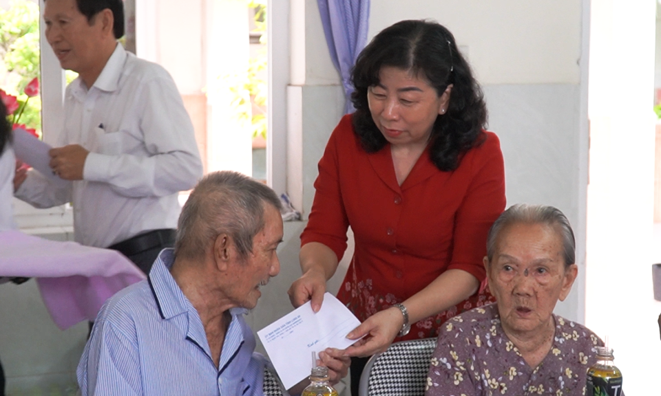 Thăm hỏi, tặng quà cho người cao tuổi tại Trung tâm Công tác xã hội Long An