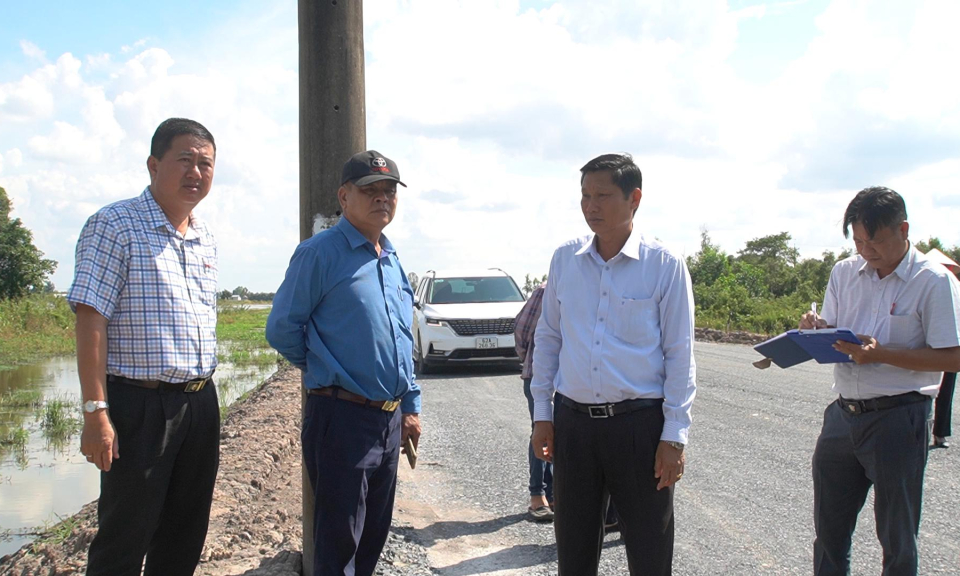 Bí thư Huyện ủy Mộc Hóa kiểm tra tiến độ công trình trọng điểm