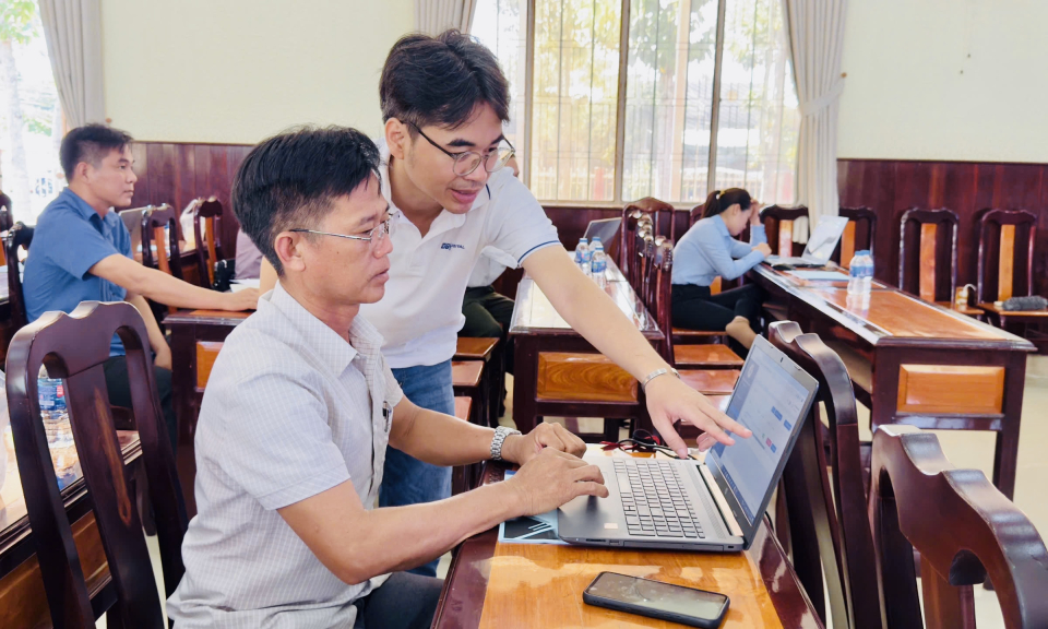 Tân Hưng tập huấn hướng dẫn sử dụng hệ thống thông tin nguồn của tỉnh năm 2024