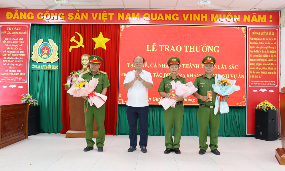Cần Giuộc thưởng nóng lực lượng điều tra khám phá nhanh 2 vụ án