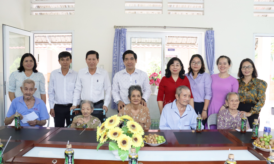 Sở Lao động - Thương binh và Xã hội thăm, tặng quà Người cao tuổi tại huyện Cần Giuộc