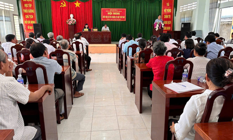 Đại biểu Quốc hội tiếp xúc cử tri Kiến Tường