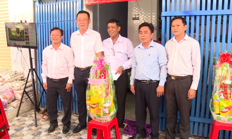 Thăm hỏi, tặng quà cho đồng bào dân tộc Khmer nhân Lễ Sen Dolta năm 2024