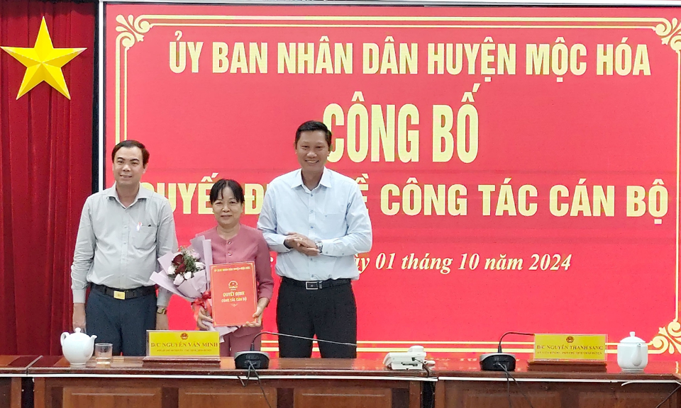 Mộc Hóa trao quyết định cán bộ nghỉ hưu