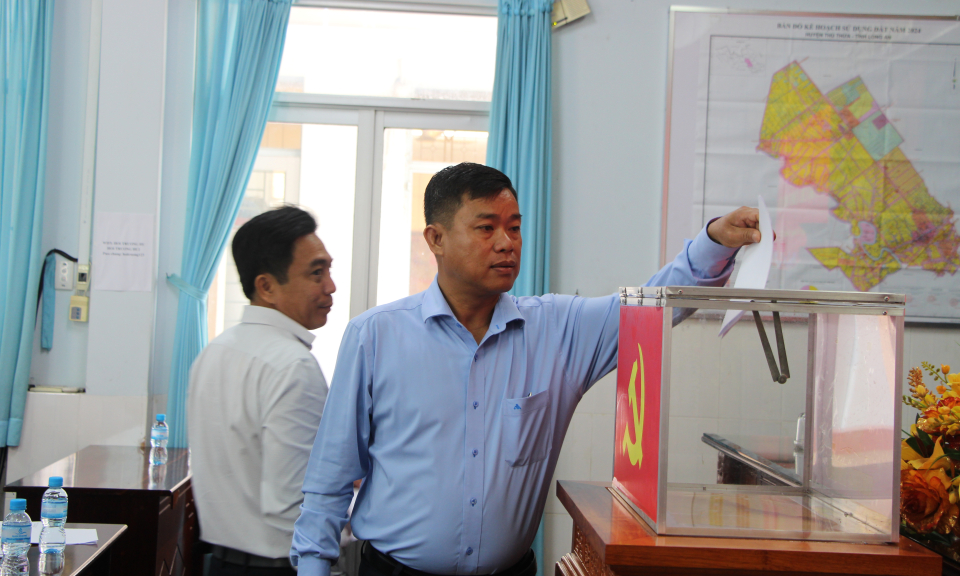 Thủ Thừa hội nghị về công tác cán bộ