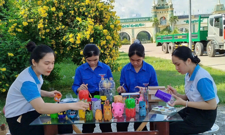 Tái chế rác thải nhựa, thanh niên Bến Lức chung tay bảo vệ môi trường