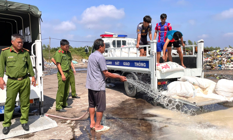 Tân Hưng tiêu hủy 1,9 tấn đường cát nhập lậu