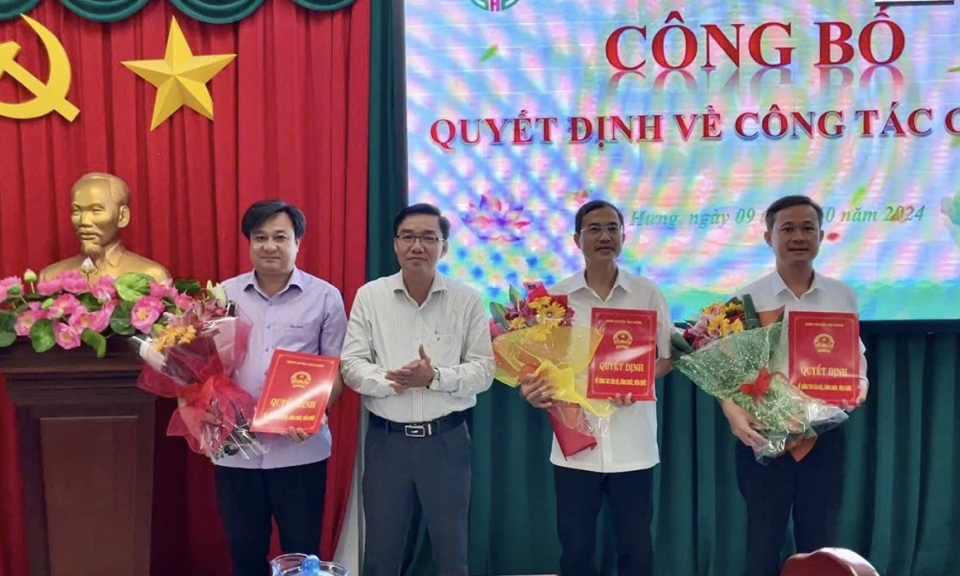 Tân Hưng công bố quyết định về công tác cán bộ