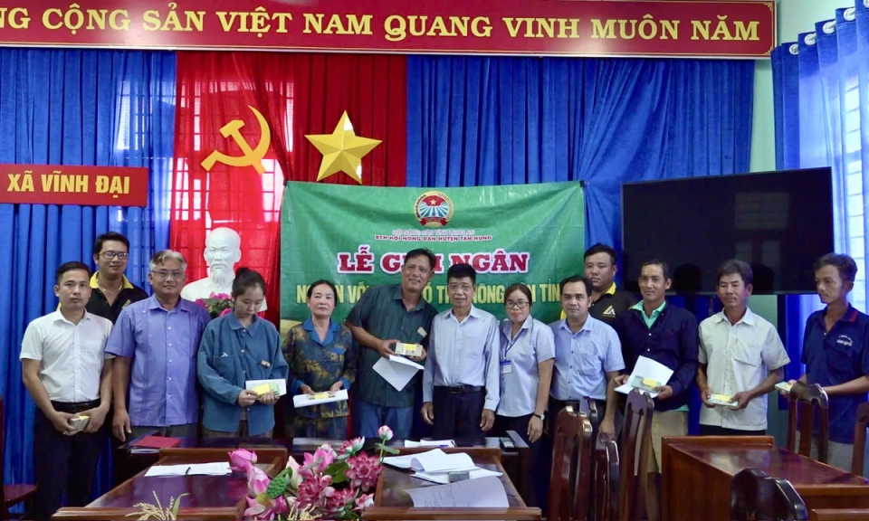 Tân Hưng giải ngân 500 triệu đồng vốn hỗ trợ nông dân tỉnh