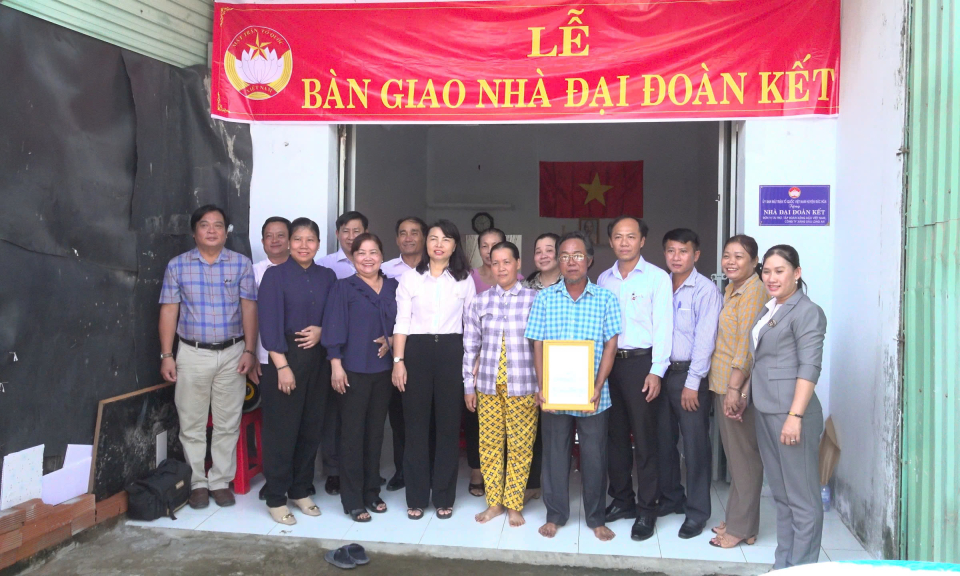 Đức Hòa khởi công và bàn giao 4 căn nhà Đại đoàn kết 