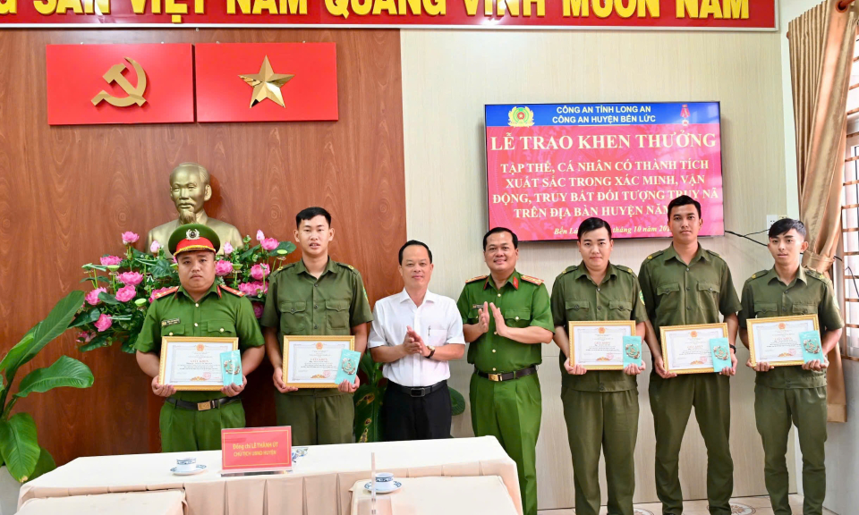 Bến Lức khen thưởng tập thể, cá nhân truy bắt nhanh đối tượng trốn truy nã