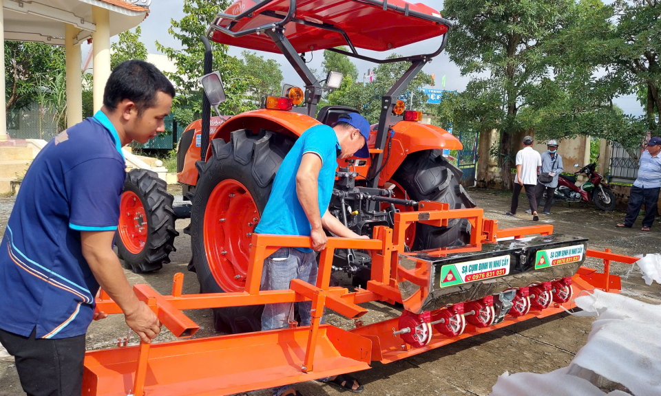 Trung tâm Dịch vụ nông nghiệp tỉnh bàn giao máy sạ lúa tại Thạnh Hóa