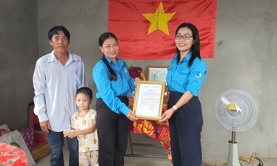 Tỉnh đoàn tặng nhà Tình bạn tại huyện Tân Thạnh