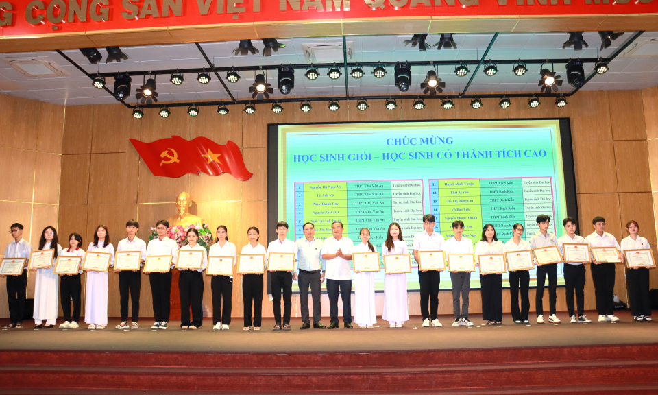 Cần Đước tuyên dương học sinh giỏi các cấp năm học 2023 - 2024