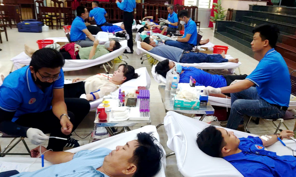 Cần Đước có trên 400 người tham gia hiến máu tình nguyện năm 2004