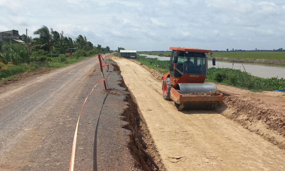 Tân Hưng phấn khởi khi nâng cấp tuyến đường cặp kênh Sông Trăng 