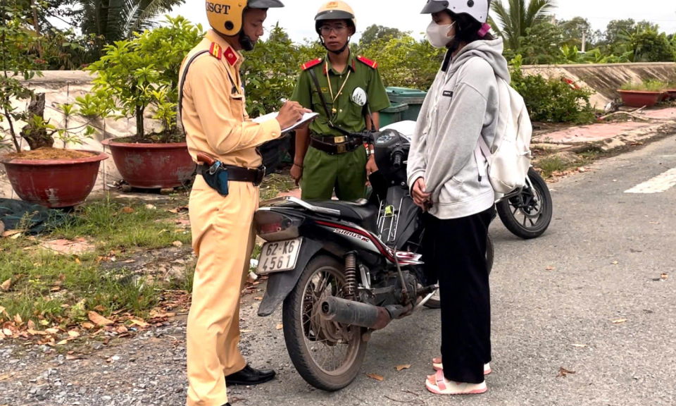Tân Hưng tăng cường tuần tra trật tự an toàn giao thông của học sinh
