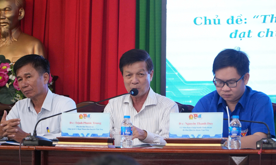 Chủ tịch UBND huyện Tân Trụ đối thoại với thanh niên