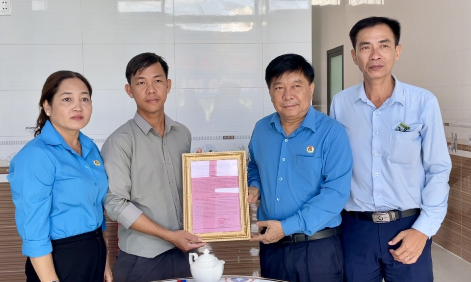 Liên đoàn Lao động tỉnh trao tặng Mái ấm Công đoàn tại Tân Hưng