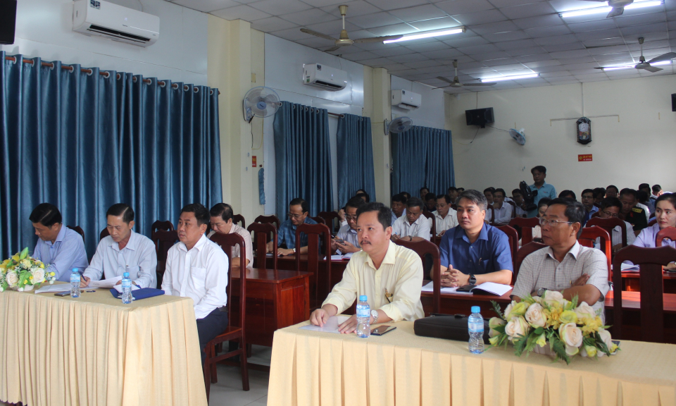Đức Huệ cập nhật kiến thức cho cán bộ lãnh đạo, quản lý 