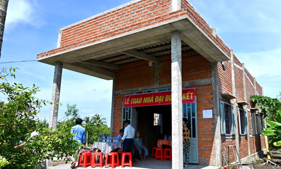 Bến Lức bàn giao nhà Đại đoàn kết cho hộ gặp khó khăn về nhà ở 