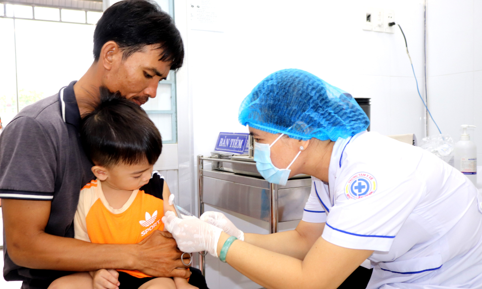 Cần Đước ra quân chiến dịch tiêm vắc xin phòng bệnh sởi cho trẻ em
