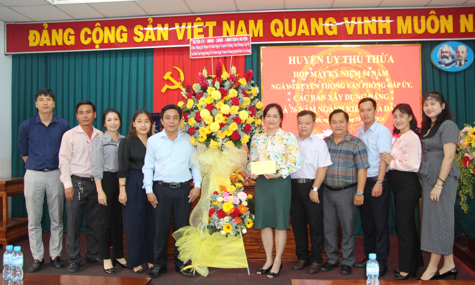 Thủ Thừa họp mặt kỷ niệm Ngày truyền thống Văn phòng cấp uỷ, xây dựng Đảng và Kiểm tra Đảng