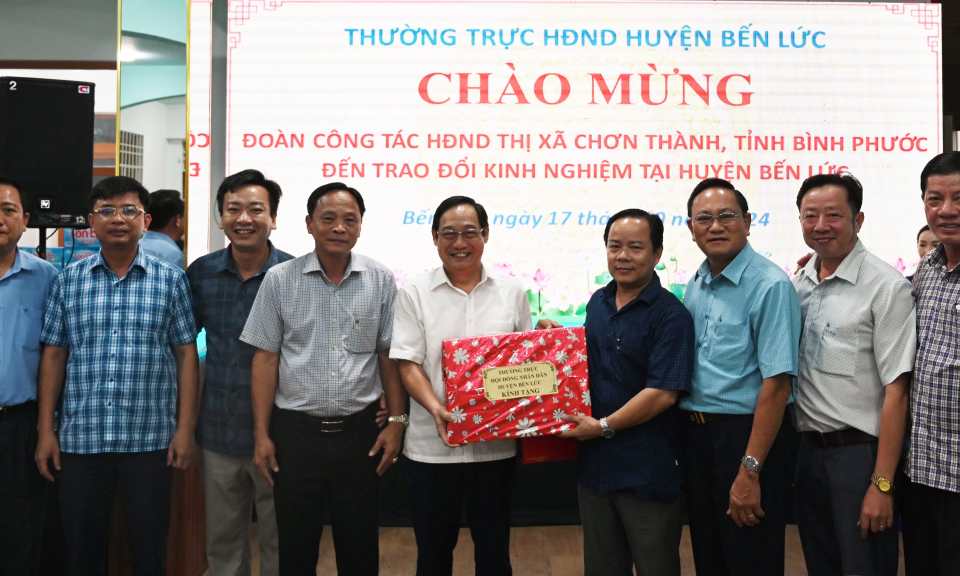 Đoàn công tác thị xã Chơn Thành, tỉnh Bình Phước trao đổi kinh nghiệm tại huyện Bến Lức