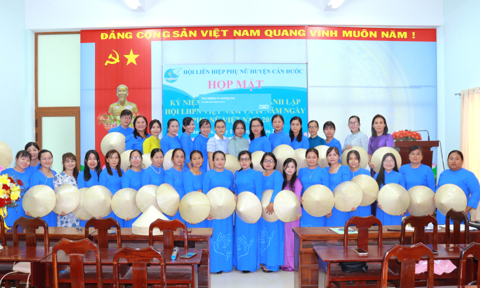 Cần Đước họp mặt kỷ niệm Ngày Phụ nữ Việt Nam 20/10