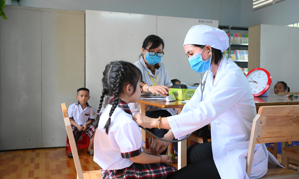 Mở rộng đối tượng tiêm phòng Sởi trong nhà trường và cộng động