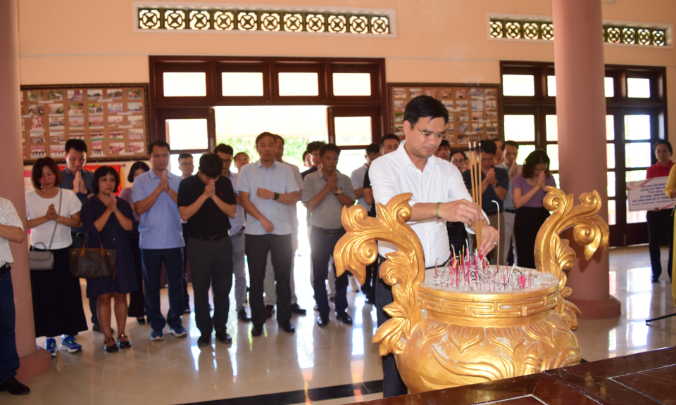 Cựu sinh viên Đại học xây dựng Hà Nội về nguồn tại Khu tưởng niệm liệt sĩ Trung đoàn 207