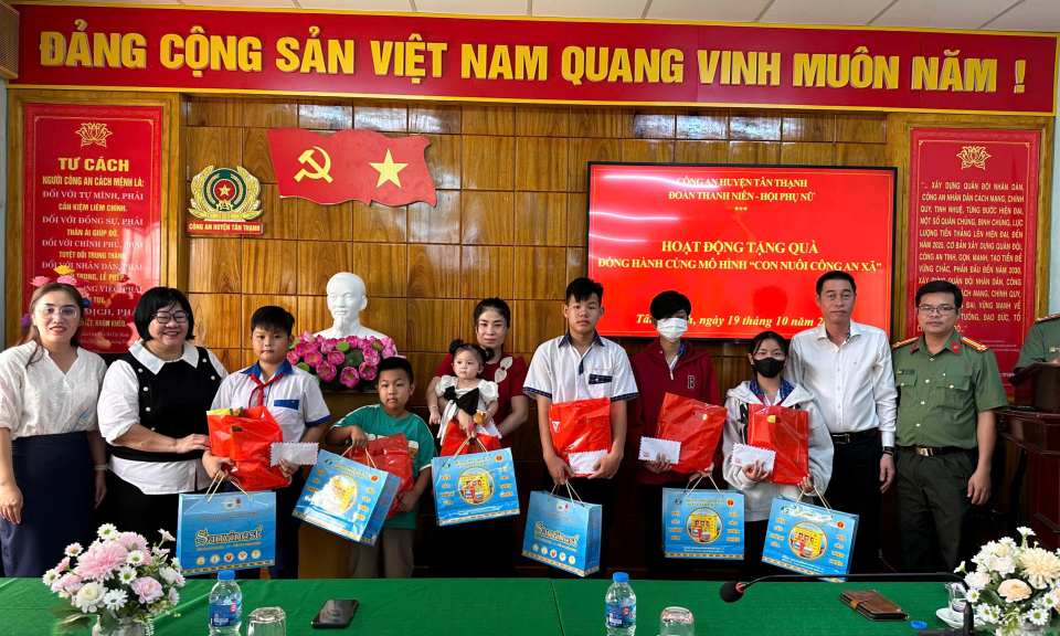 Tân Thạnh: Ấm lòng “Con nuôi công an xã”