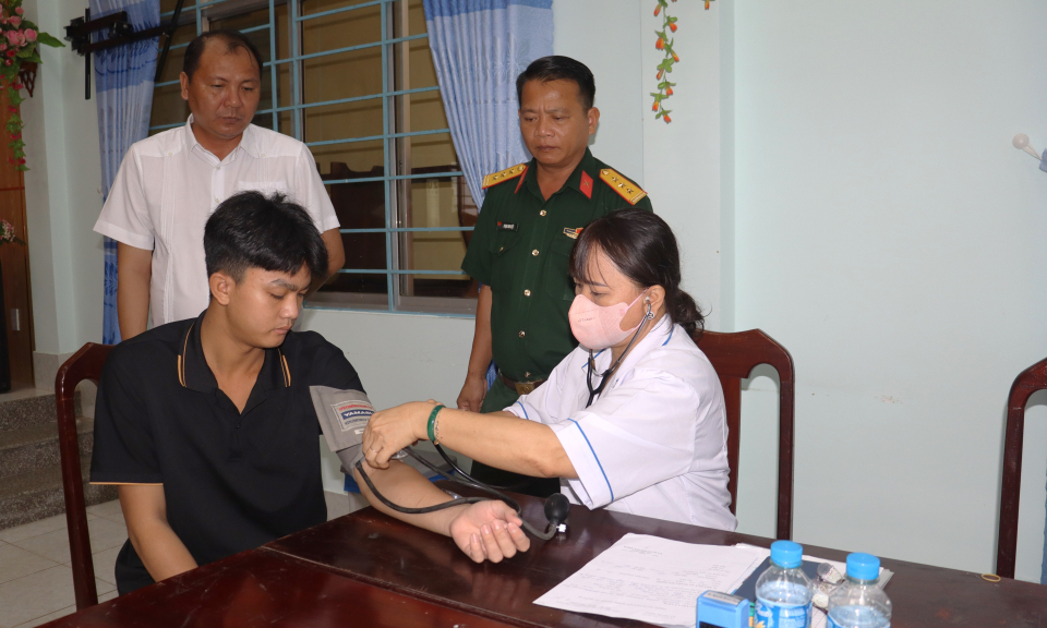 Cần Đước kiểm tra công tác khám sơ tuyển sức khỏe nghĩa vụ quân sự tại Phước Đông