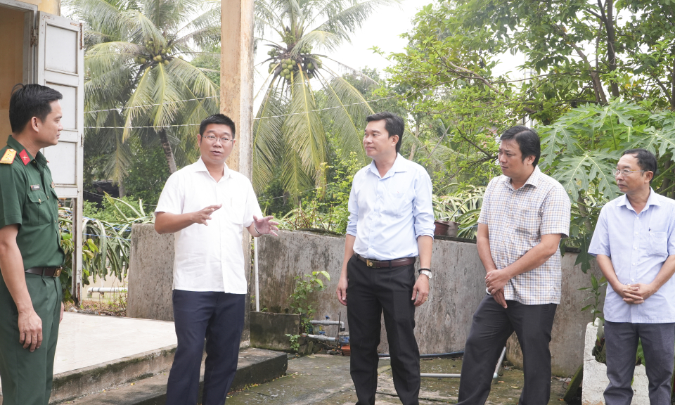 Bí thư Huyện ủy Tân Trụ khảo sát xây dựng bể chứa nước ngọt phòng, chống hạn mặn