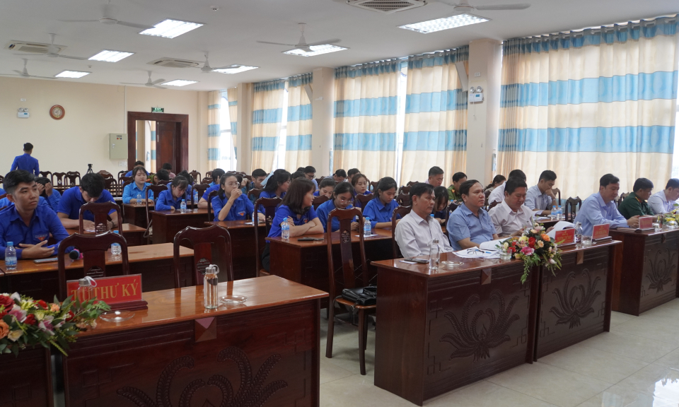 Chủ tịch UBND huyện Mộc Hóa đối thoại với thanh niên