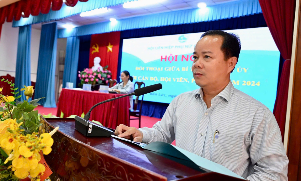 Bí thư Huyện ủy Bến Lức đối thoại với hội viên phụ nữ