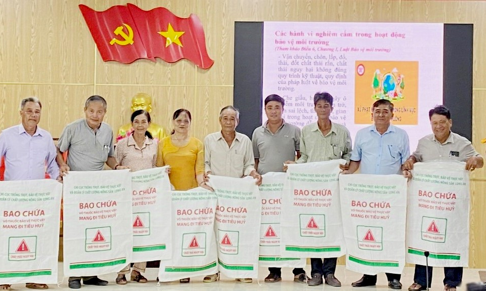 Cần Đước phát huy hiệu quả mô hình thu gom vỏ bao bì thuốc bảo vệ thực vật