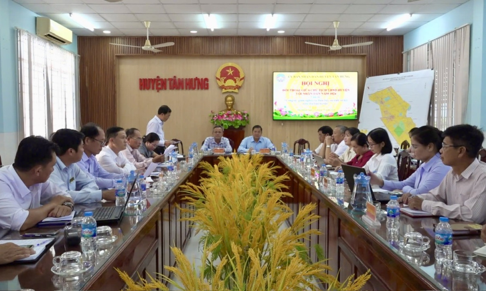 Lãnh đạo UBND huyện Tân Hưng đối thoại với Nhân dân