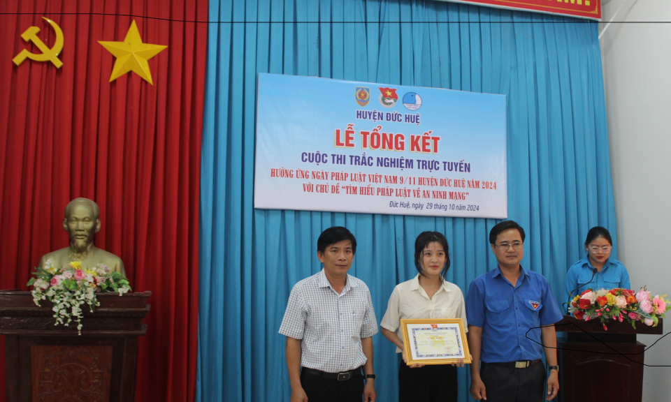 Đức Huệ trao giải cuộc thi hưởng ứng Ngày pháp luật  Việt Nam 