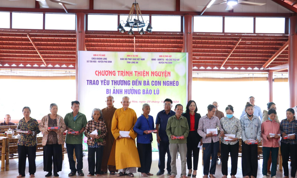 Phật giáo Long An trao quà đến đồng bào sau bão lũ ở các tỉnh phía Bắc