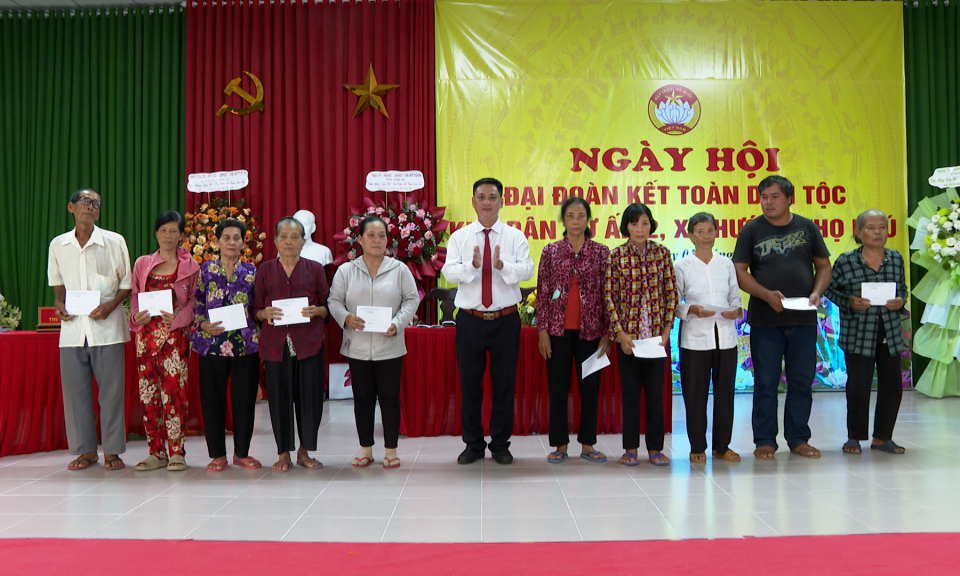 Ngày hội Đại đoàn kết toàn dân tộc tại  khu dân cư Ấp 2, xã Hướng Thọ Phú