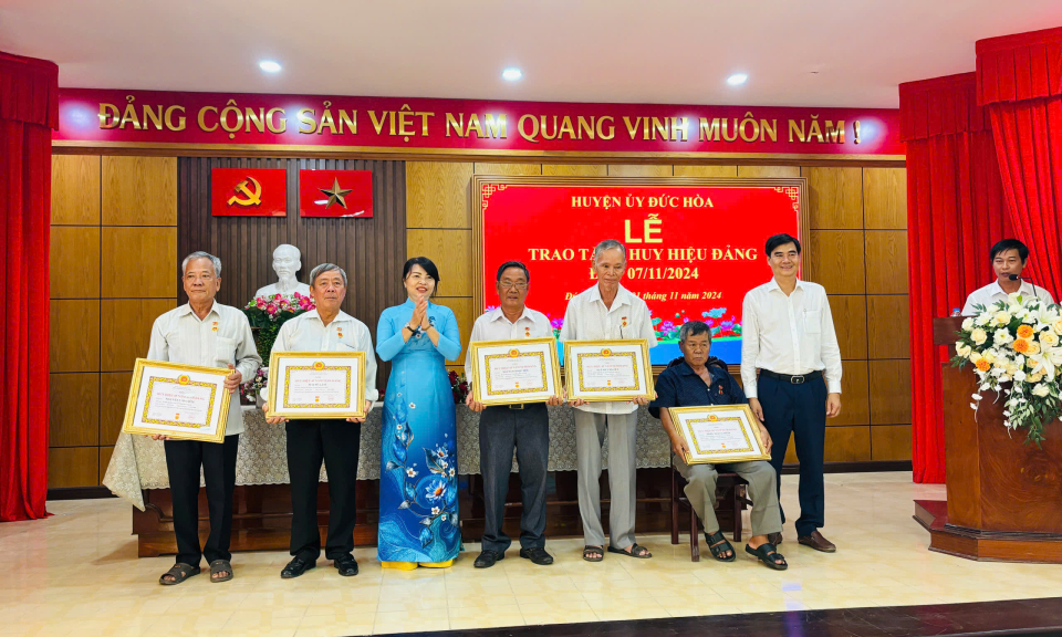 Đức Hòa trao Huy hiệu đảng đợt 07/11