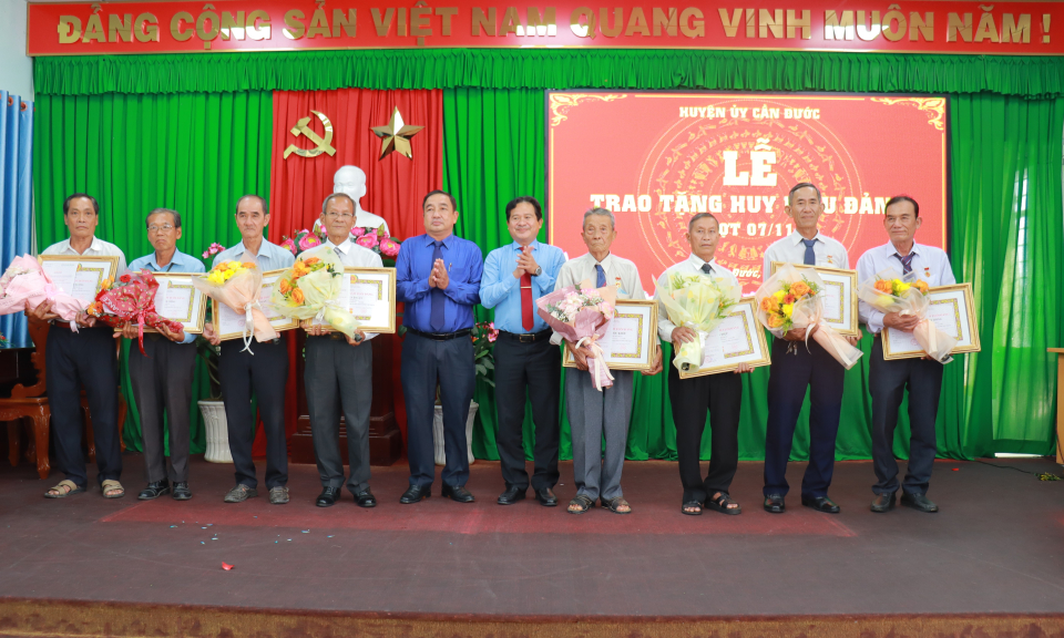 Huyện ủy Cần Đước trao tặng huy hiệu Đảng đợt 7/11
