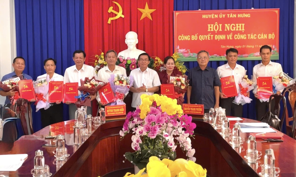 Huyện ủy Tân Hưng công bố quyết định về công tác cán bộ