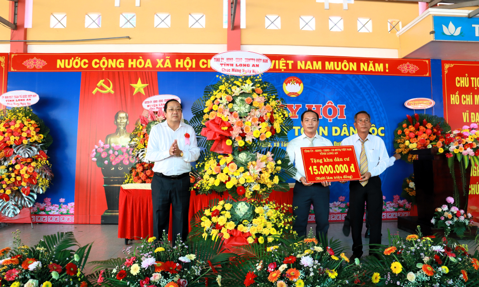 Phó Chủ tịch UBND tỉnh - Nguyễn Minh Lâm dự Ngày hội Đại đoàn kết toàn dân tộc tại Cần Đước